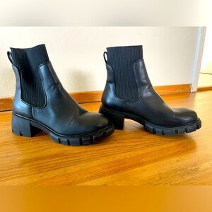 Lug sole gently worn Chelsea boot